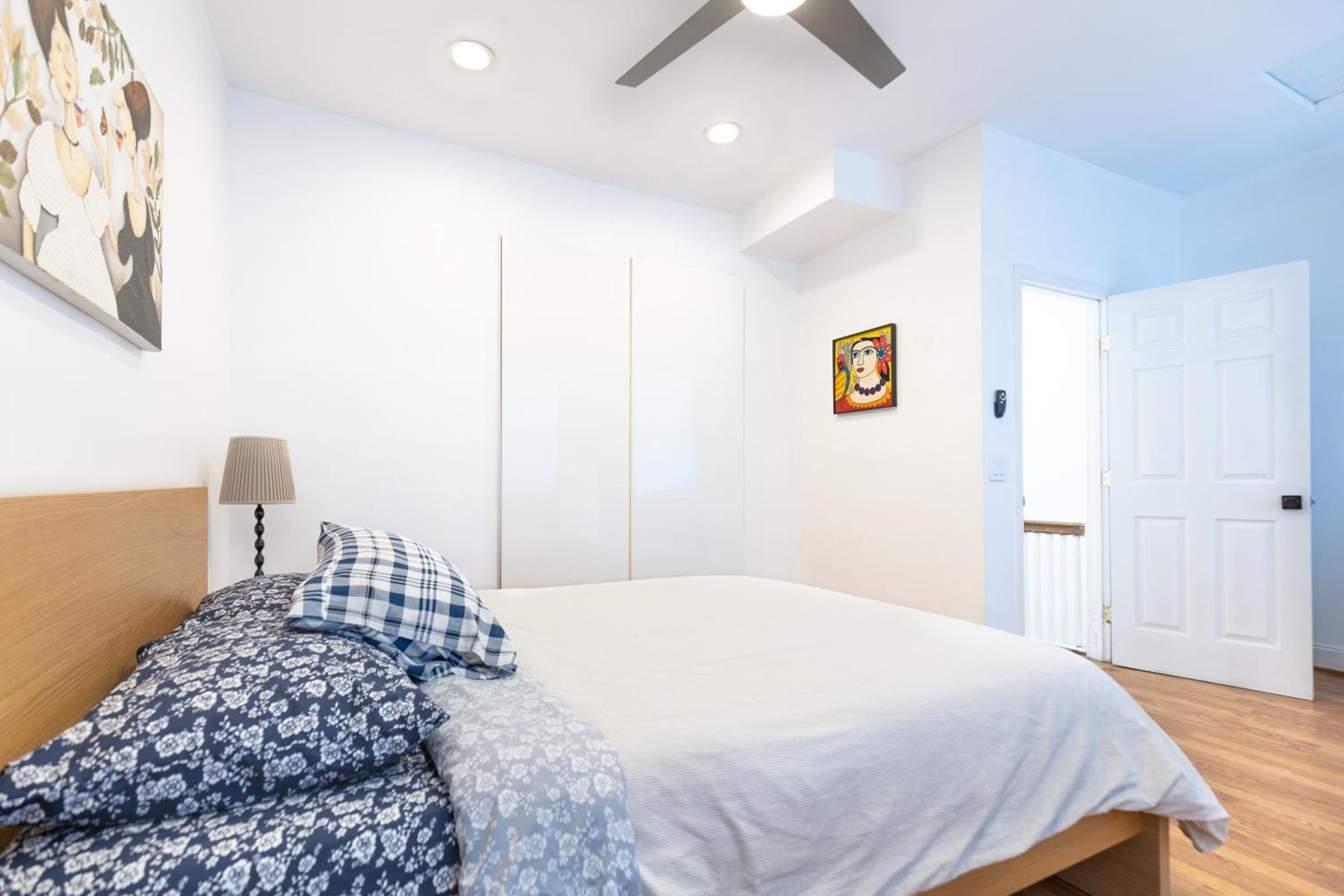 Urban Elegance: Trendy, Spacious Retreat With Parking In The Heart Of The Apartment