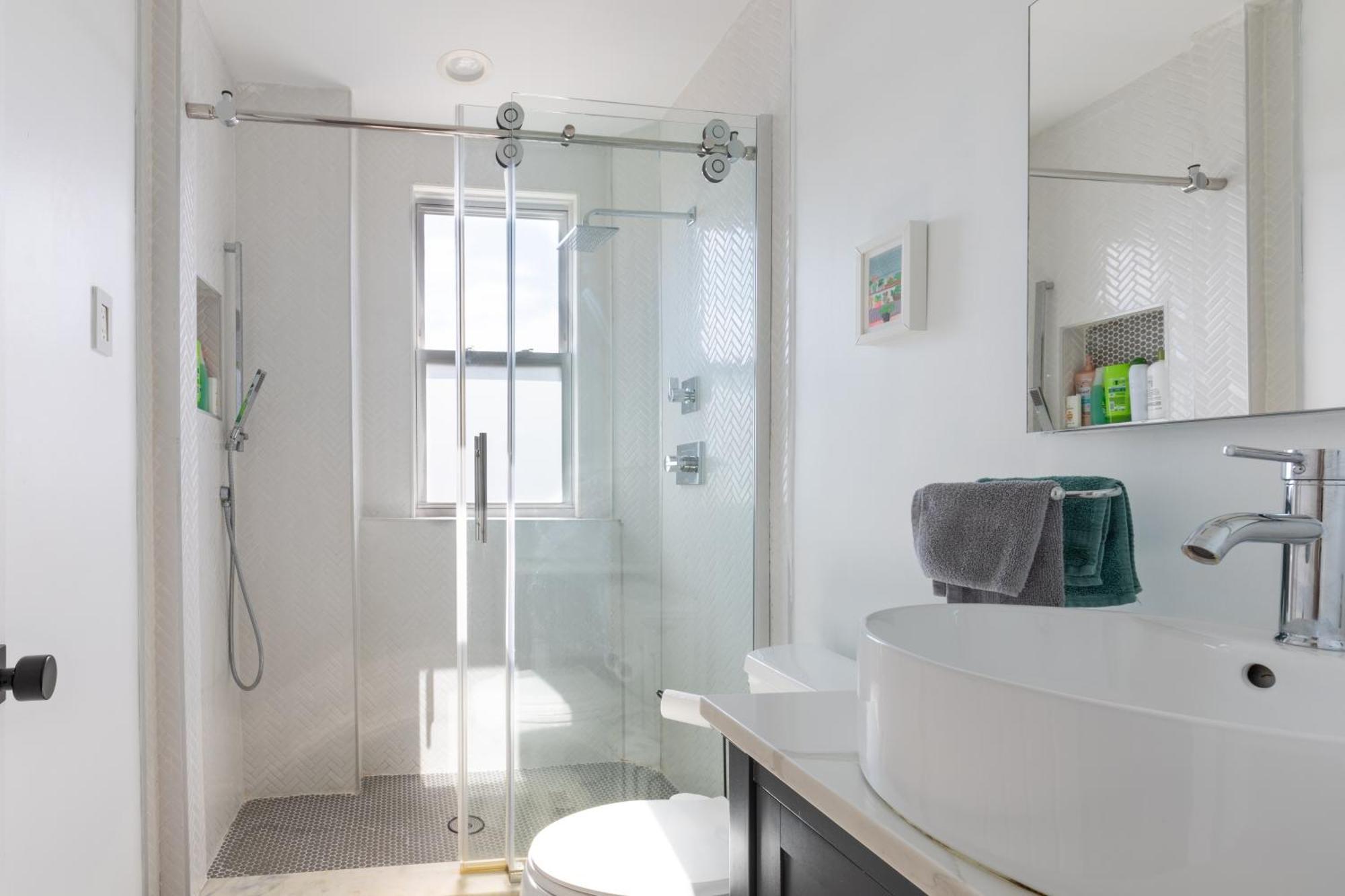 Apartment Urban Elegance: Trendy, Spacious Retreat With Parking In The Heart Of The Washington