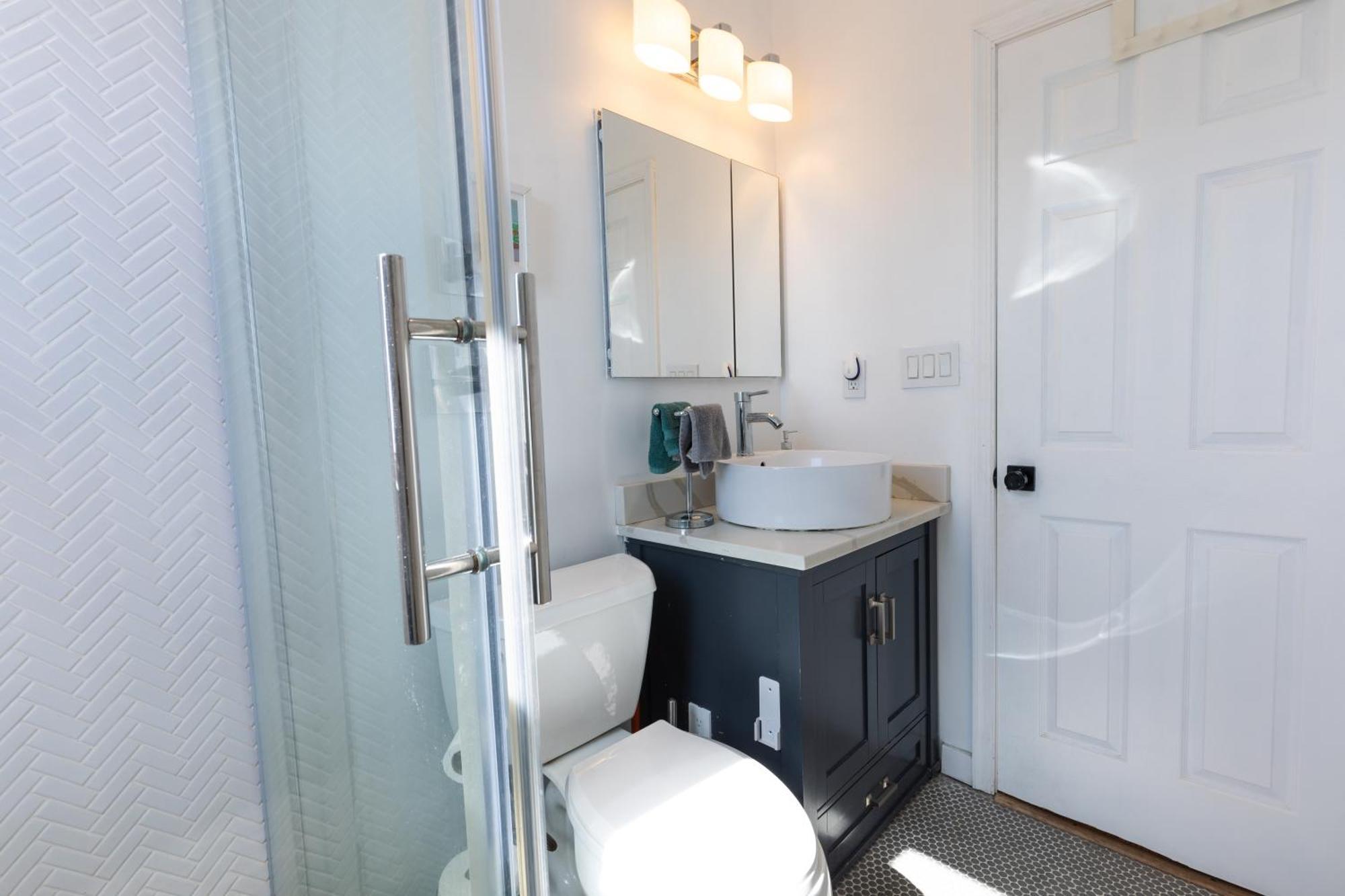 Urban Elegance: Trendy, Spacious Retreat With Parking In The Heart Of The * Washington