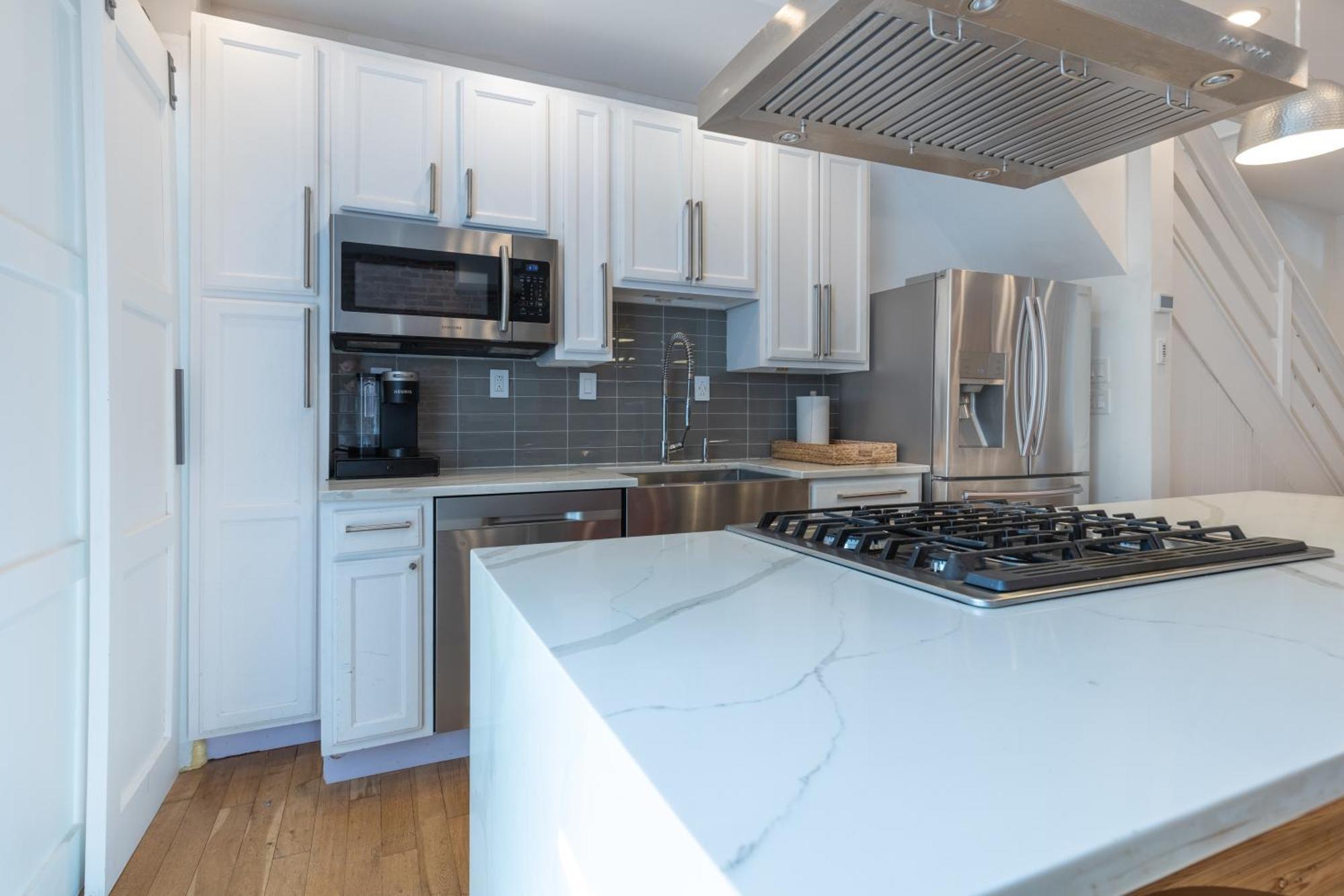Urban Elegance: Trendy, Spacious Retreat With Parking In The Heart Of The *