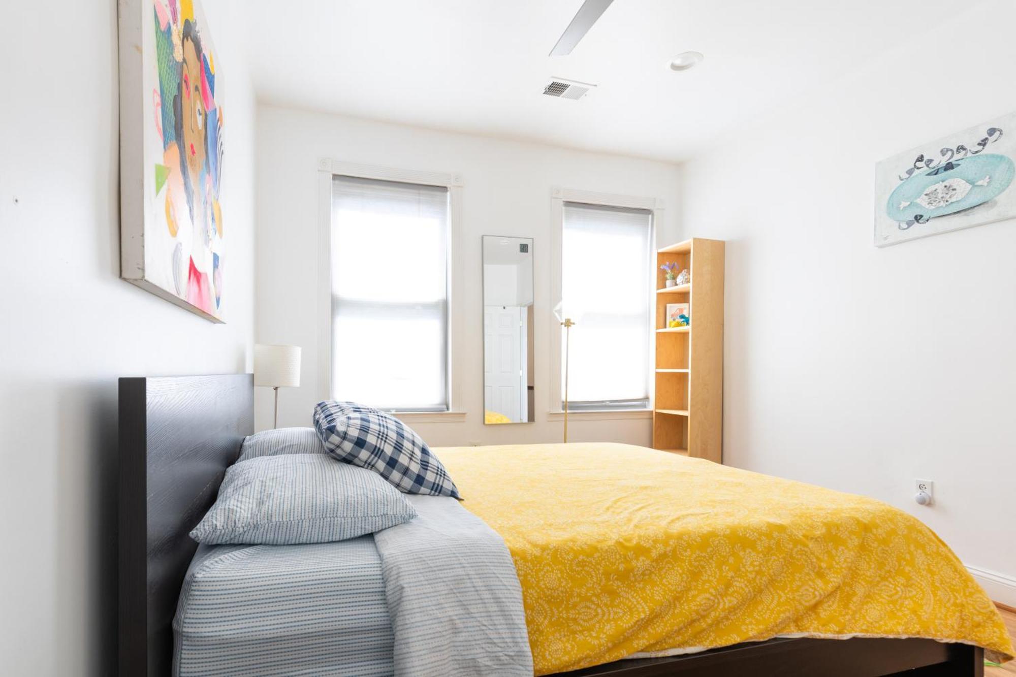 Urban Elegance: Trendy, Spacious Retreat With Parking In The Heart Of The