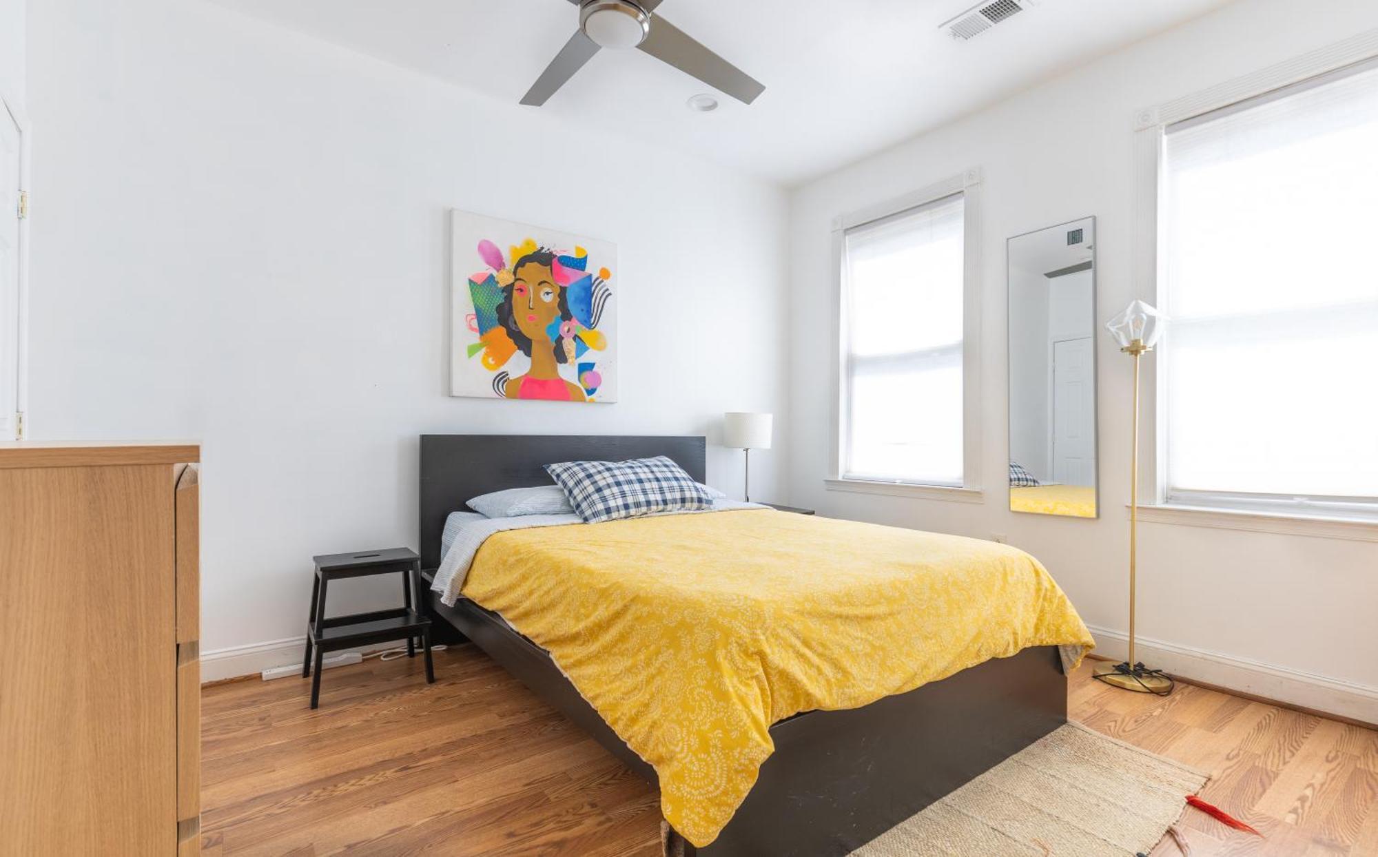 Urban Elegance: Trendy, Spacious Retreat With Parking In The Heart Of The Apartment Washington