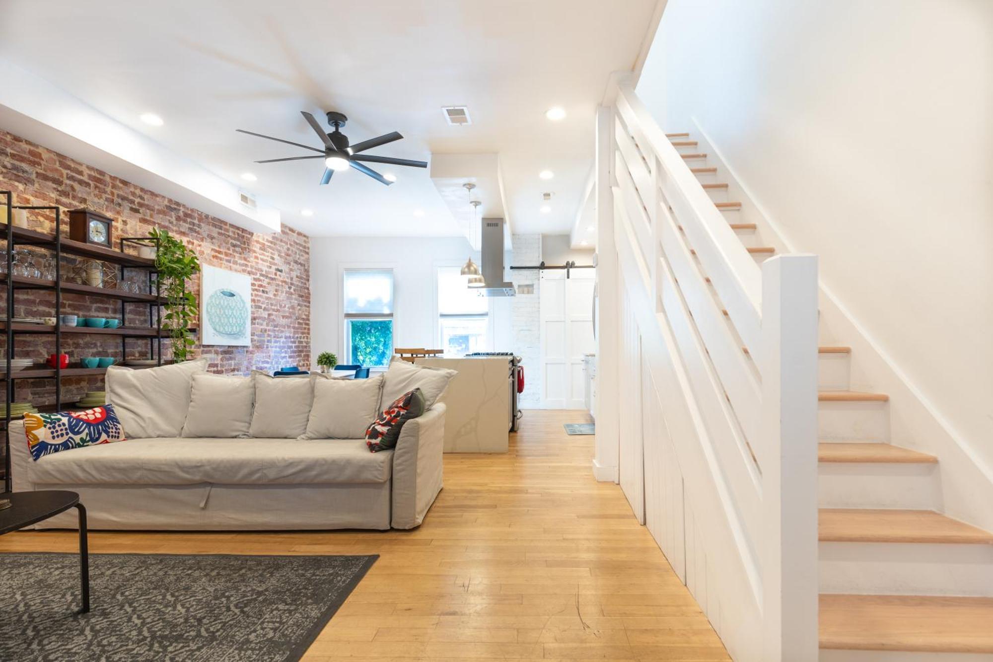 Urban Elegance: Trendy, Spacious Retreat With Parking In The Heart Of The