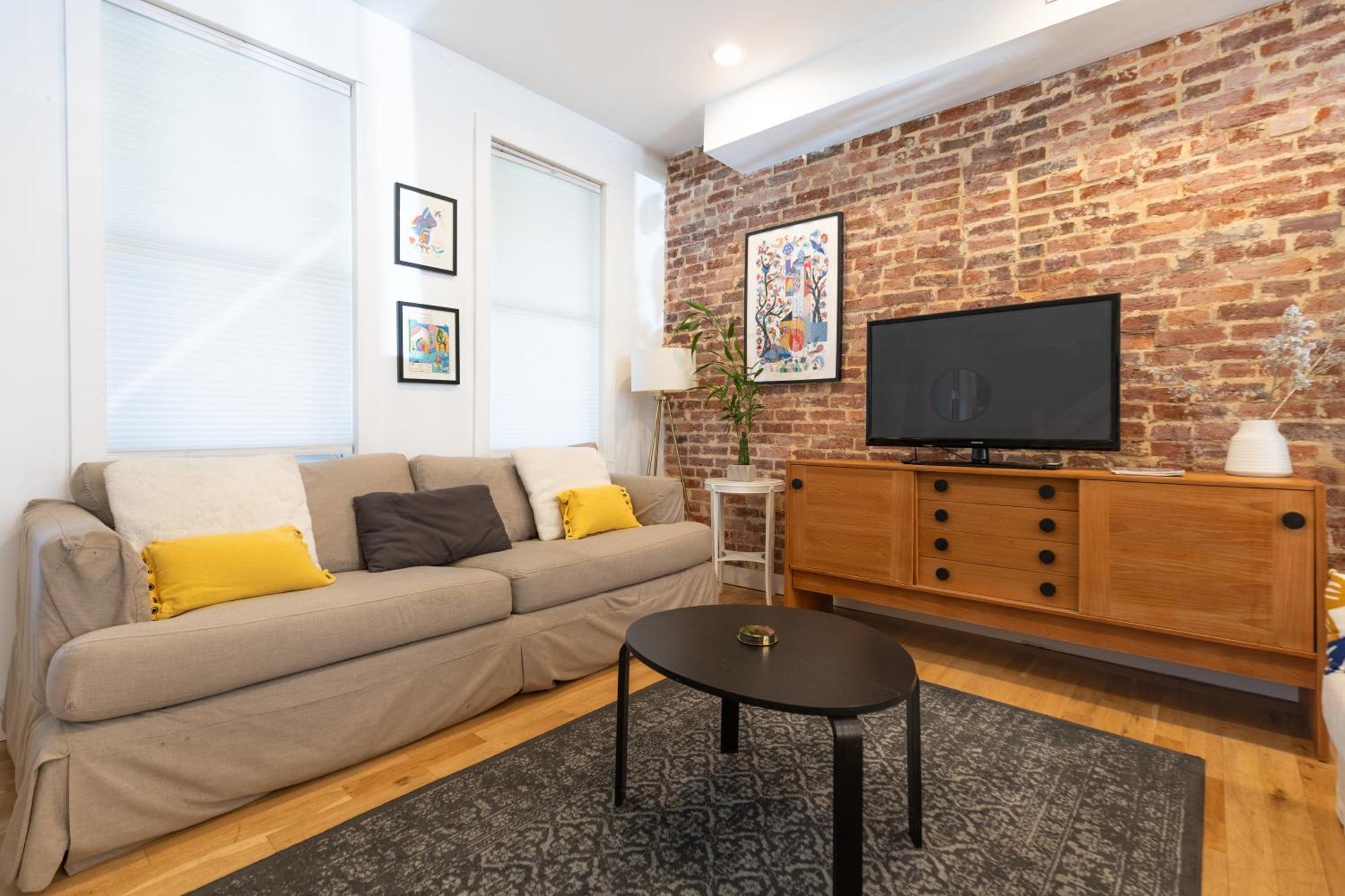 Urban Elegance: Trendy, Spacious Retreat With Parking In The Heart Of The Apartment Washington