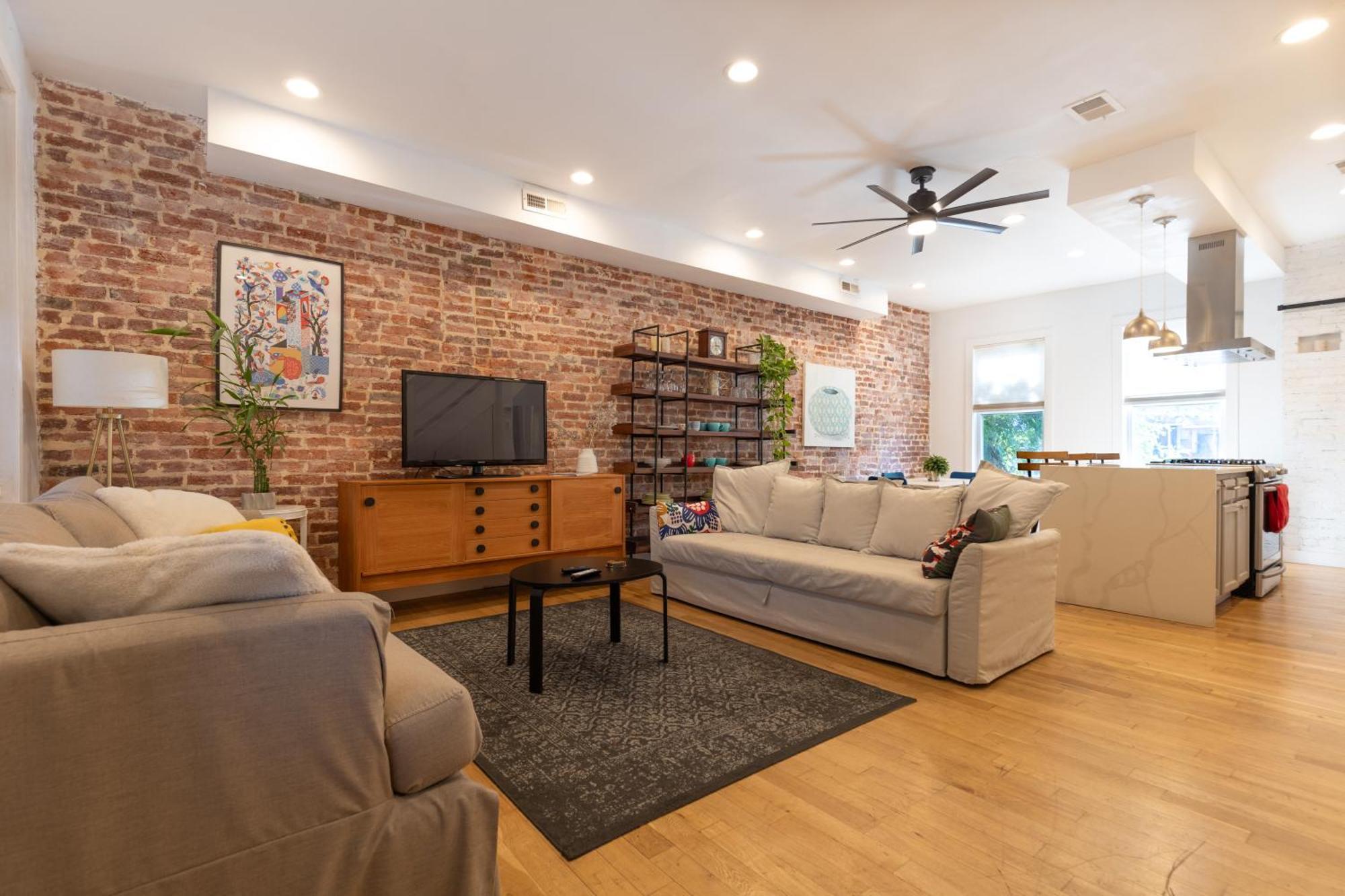 Urban Elegance: Trendy, Spacious Retreat With Parking In The Heart Of The Apartment *