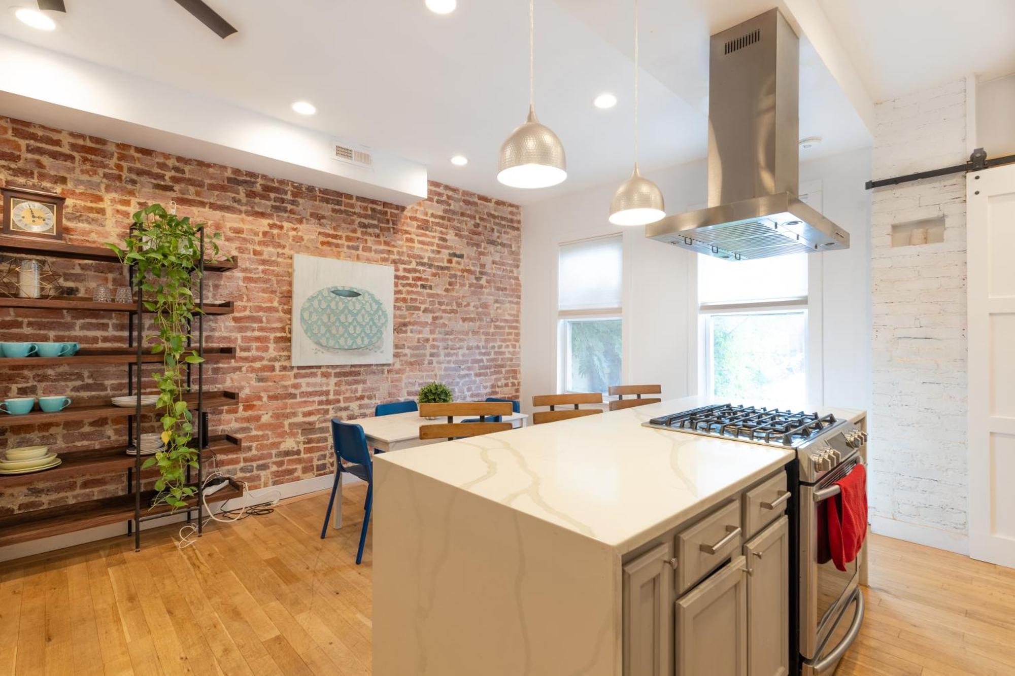 Urban Elegance: Trendy, Spacious Retreat With Parking In The Heart Of The Apartment Washington