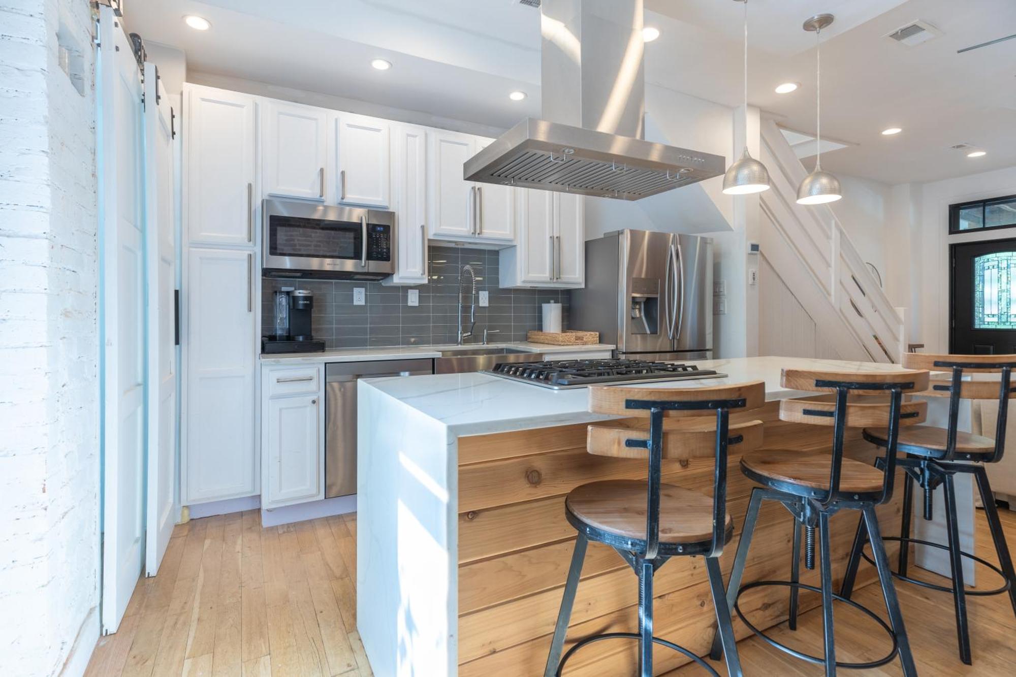 Urban Elegance: Trendy, Spacious Retreat With Parking In The Heart Of The Washington