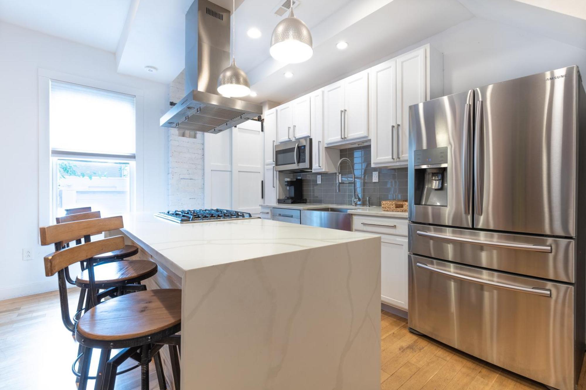 Apartment Urban Elegance: Trendy, Spacious Retreat With Parking In The Heart Of The *