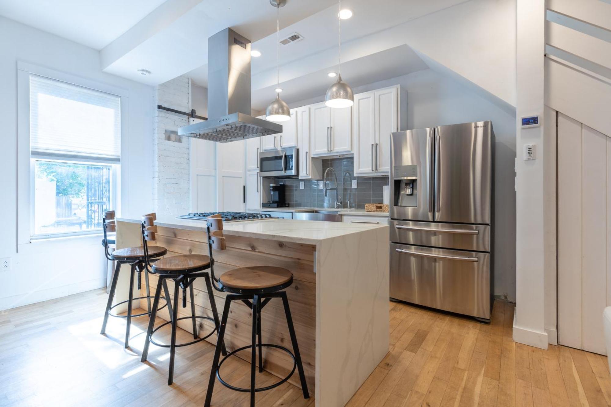 Urban Elegance: Trendy, Spacious Retreat With Parking In The Heart Of The Washington