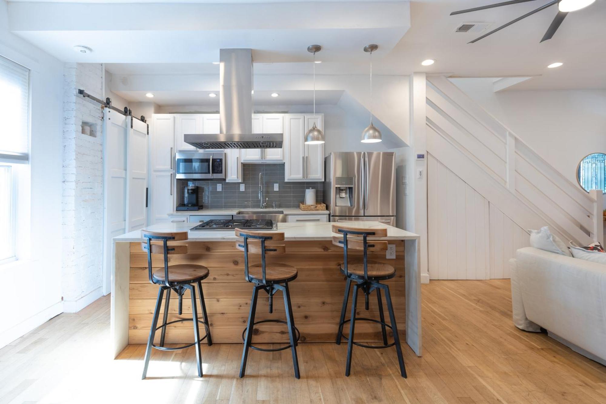 Apartment Urban Elegance: Trendy, Spacious Retreat With Parking In The Heart Of The
