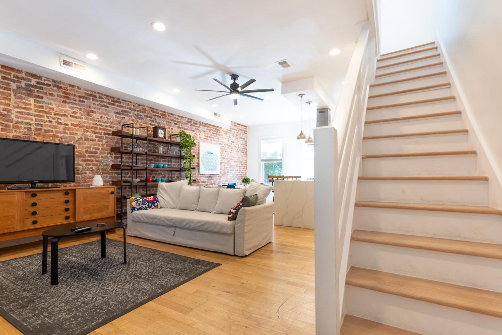 Urban Elegance: Trendy, Spacious Retreat With Parking In The Heart Of The Apartment