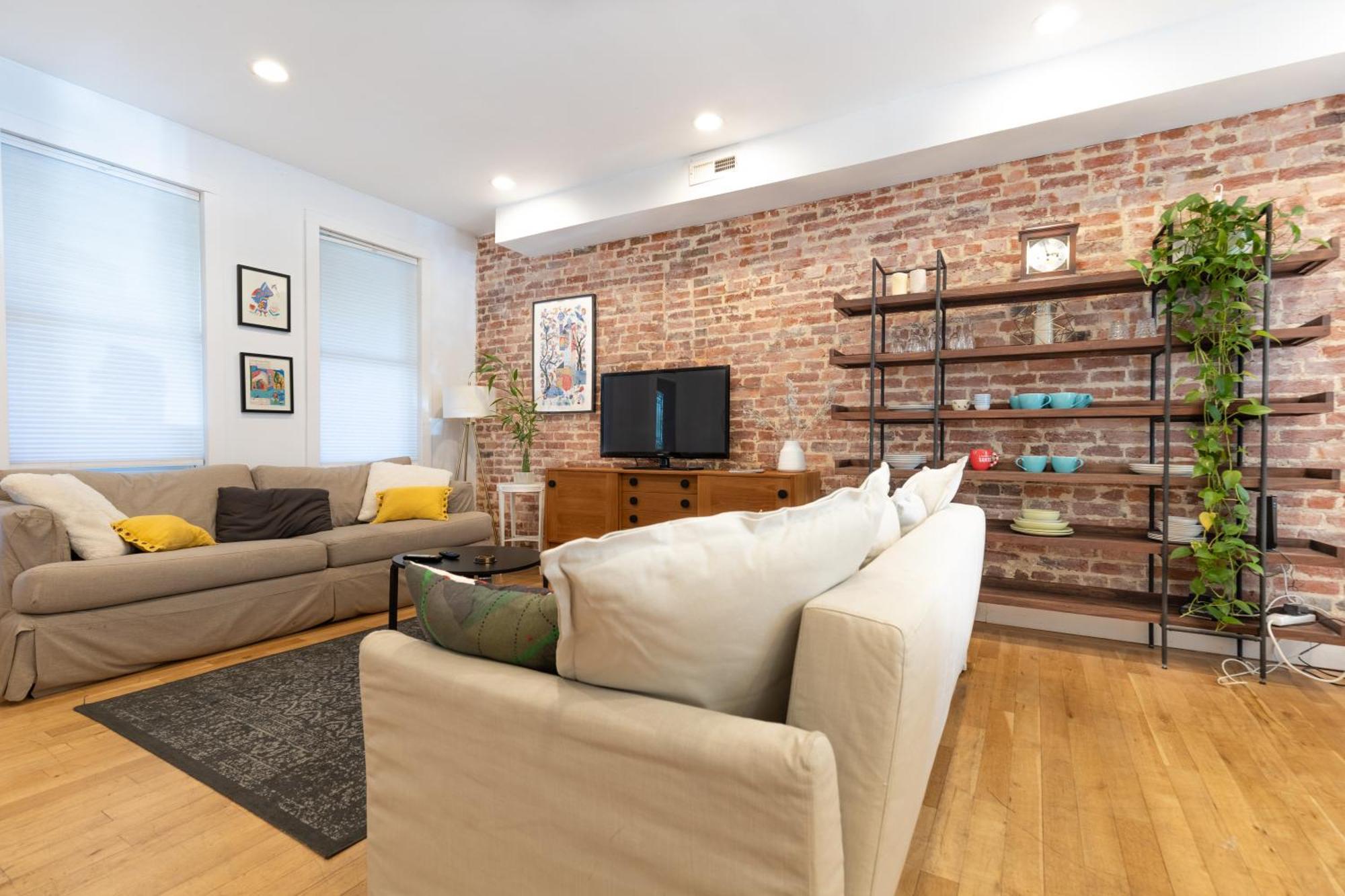 Apartment Urban Elegance: Trendy, Spacious Retreat With Parking In The Heart Of The *