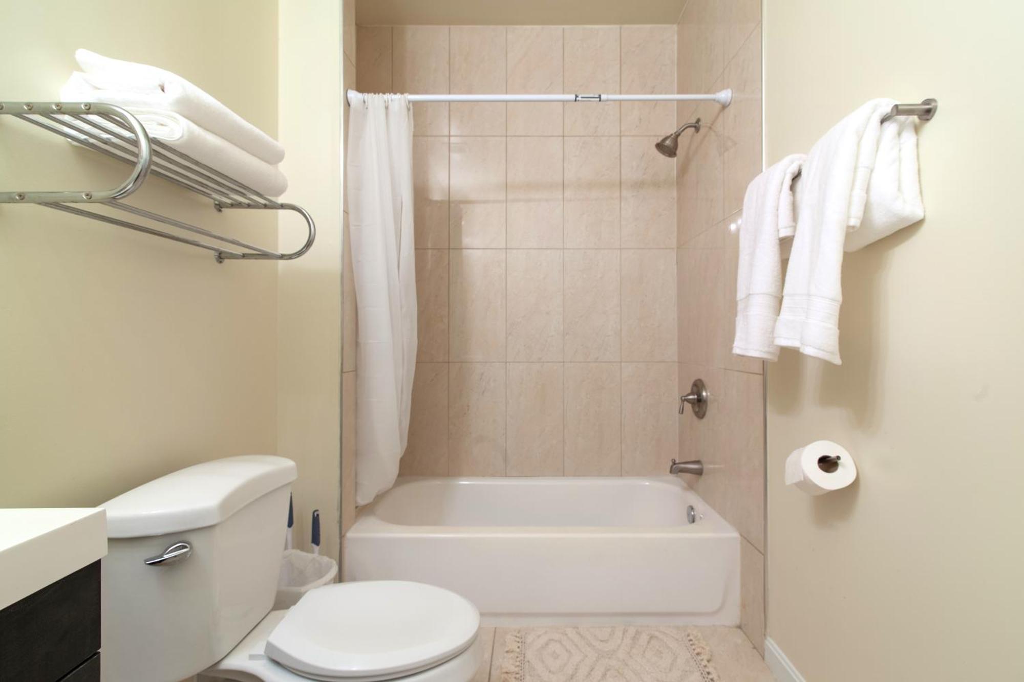 Holiday home Cozy 5bedroom 4bath Retreat In Dc With Free Parking And Next To A Bus Stop