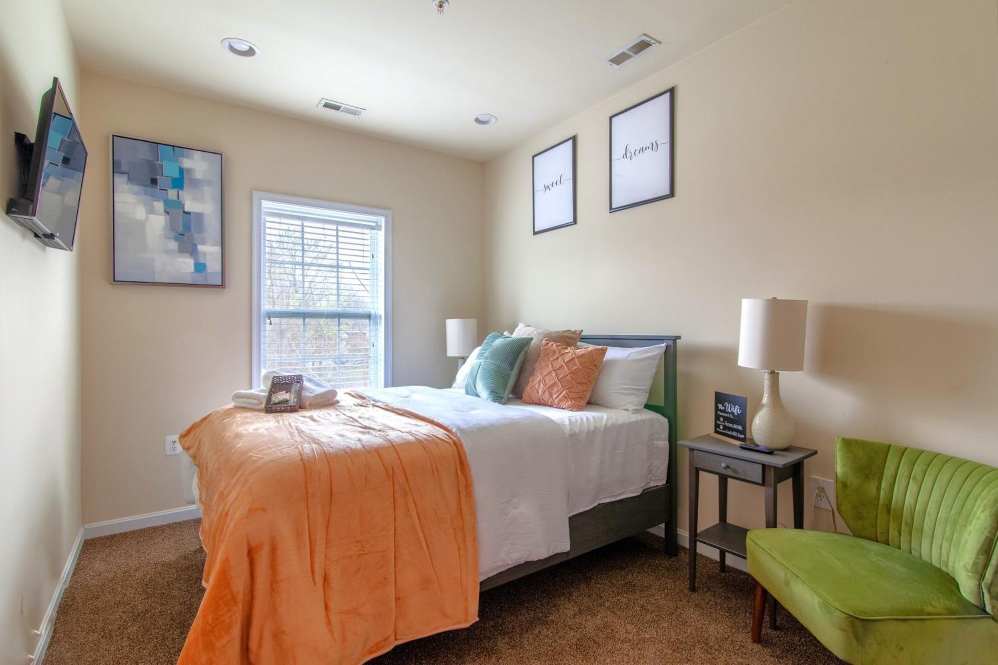 Cozy 5bedroom 4bath Retreat In Dc With Free Parking And Next To A Bus Stop Holiday home *