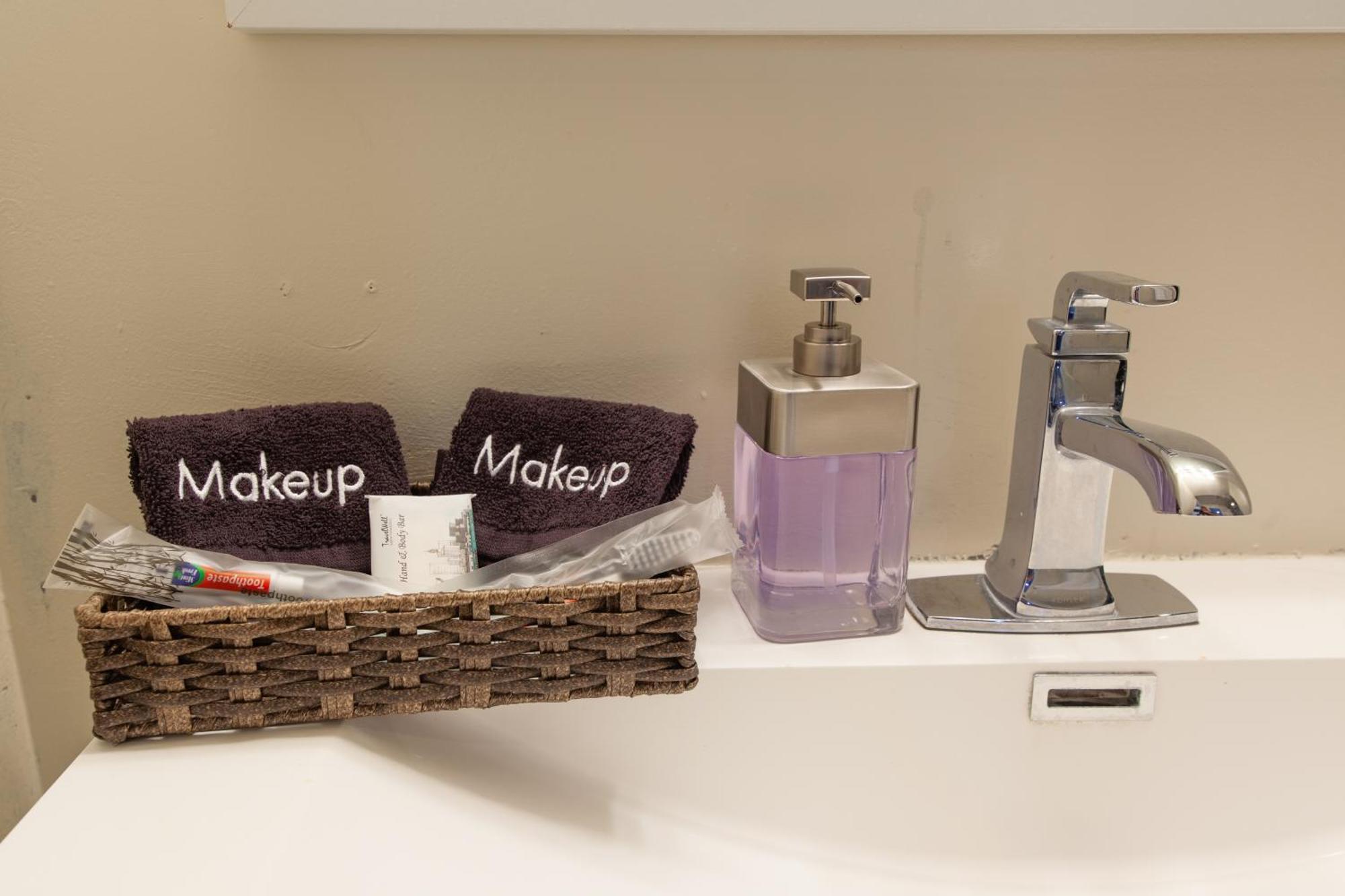 Cozy 5bedroom 4bath Retreat In Dc With Free Parking And Next To A Bus Stop * Washington