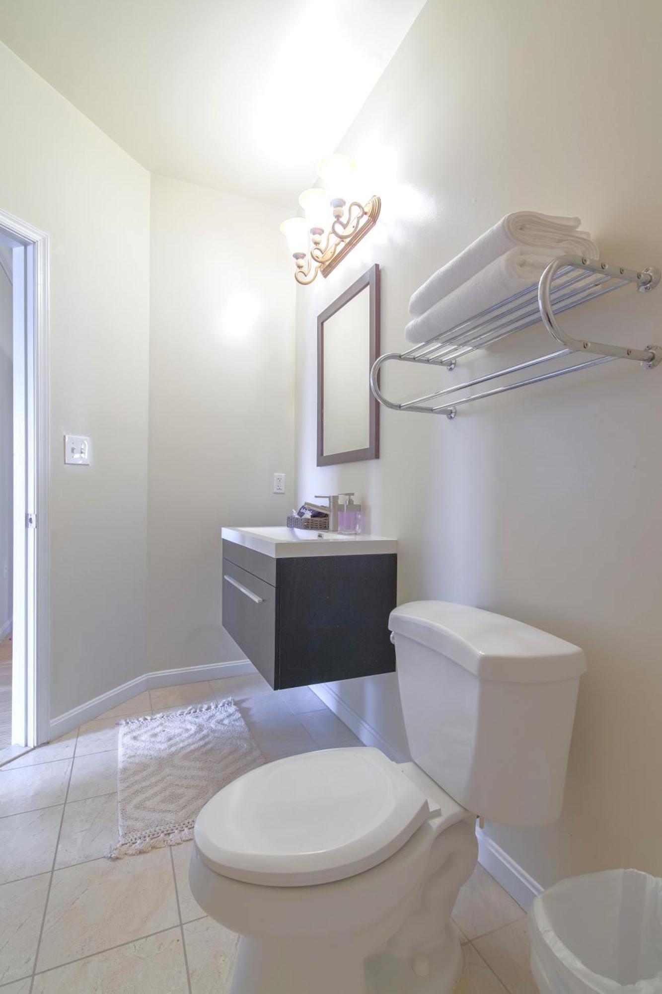 Cozy 5bedroom 4bath Retreat In Dc With Free Parking And Next To A Bus Stop Washington