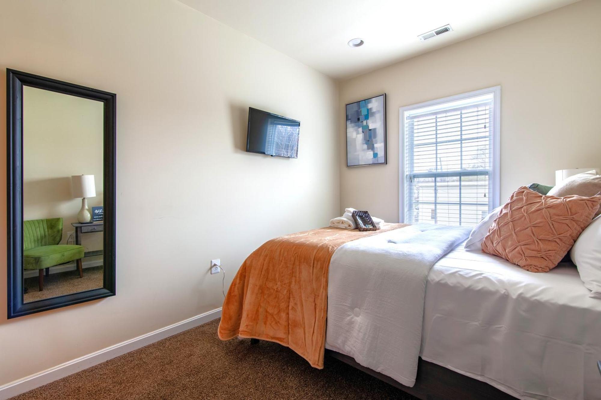 Cozy 5bedroom 4bath Retreat In Dc With Free Parking And Next To A Bus Stop * Washington