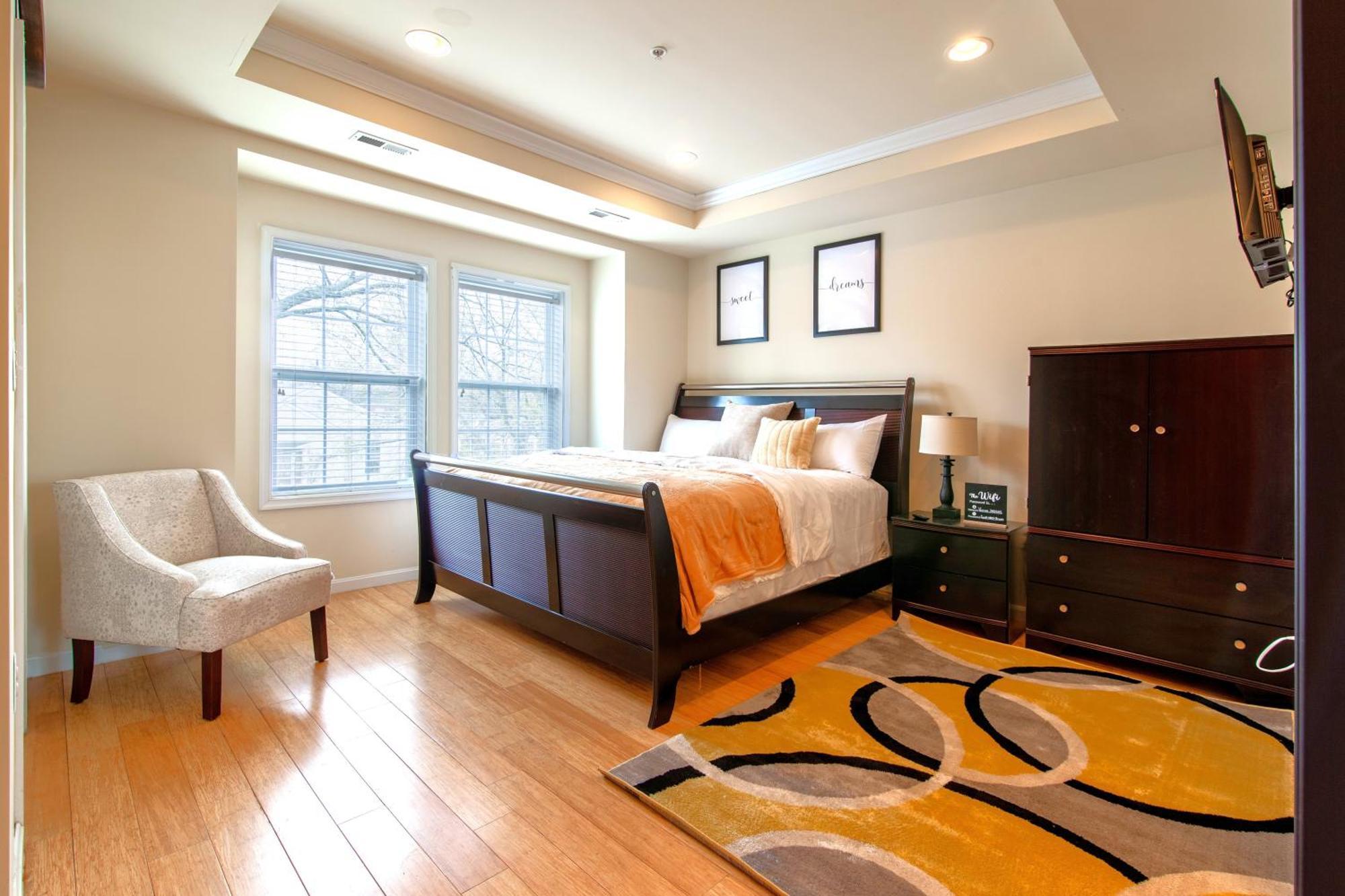 Cozy 5bedroom 4bath Retreat In Dc With Free Parking And Next To A Bus Stop Holiday home Washington