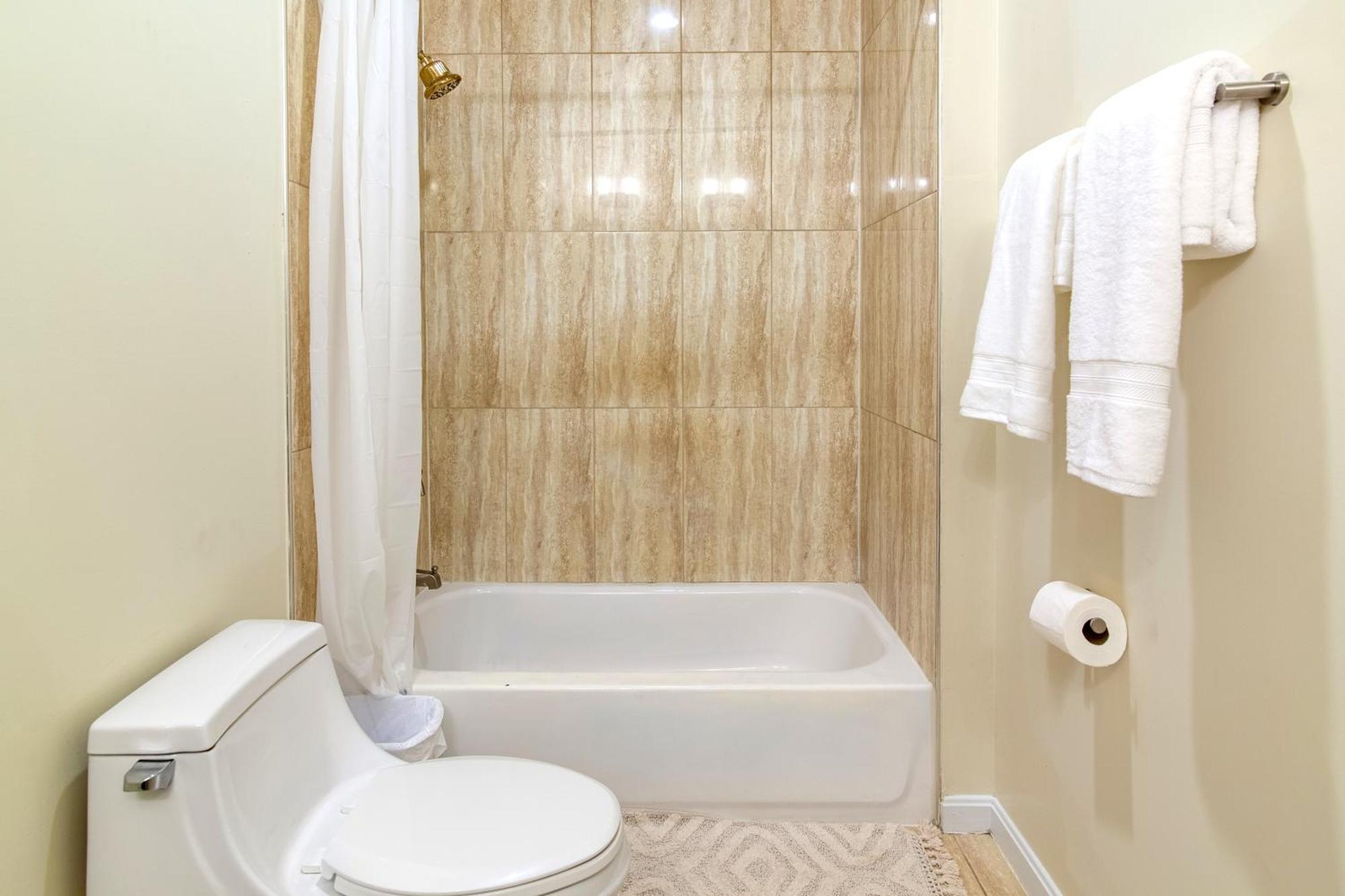 Cozy 5bedroom 4bath Retreat In Dc With Free Parking And Next To A Bus Stop Holiday home