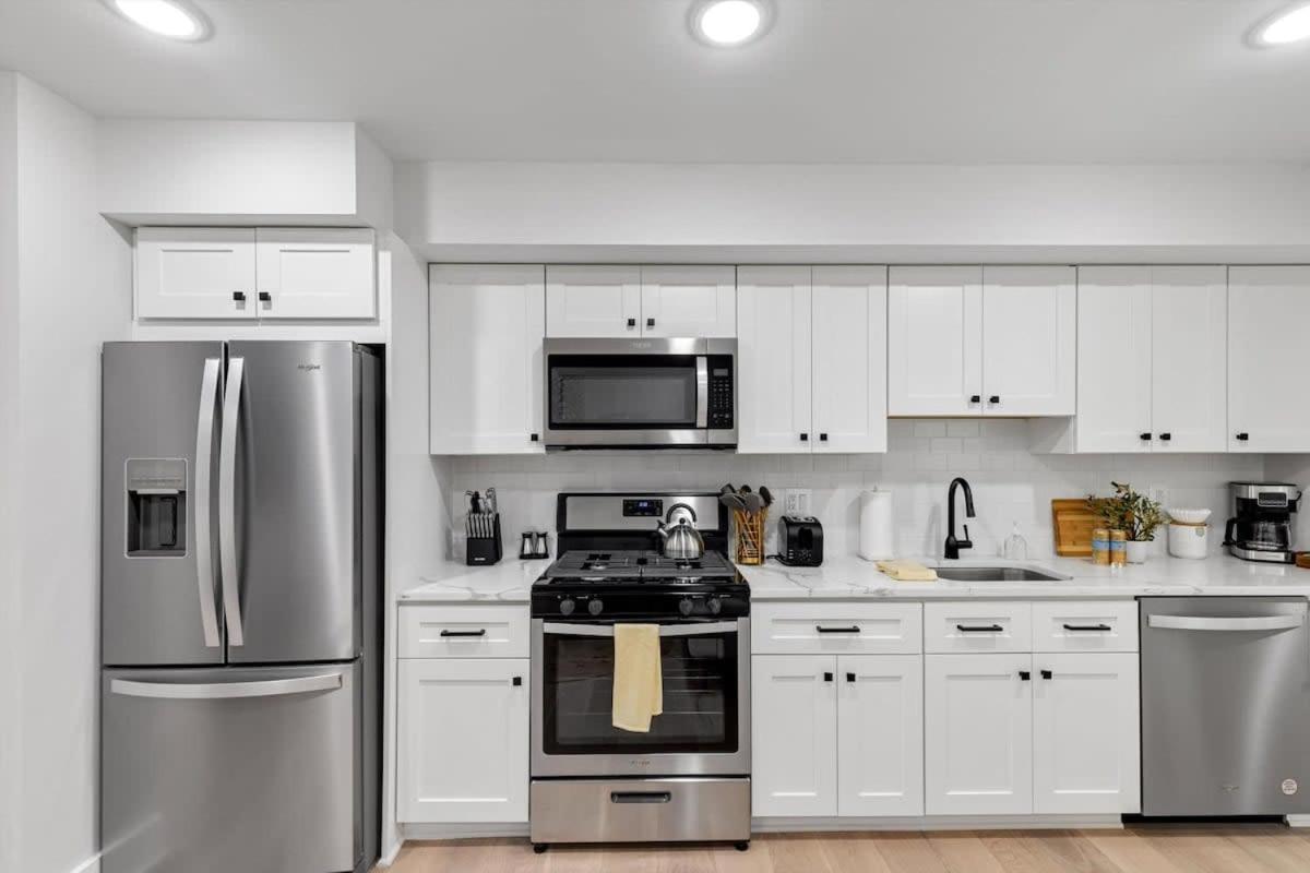 Excellent 2-br In Hip Area Of Dc Apartment *