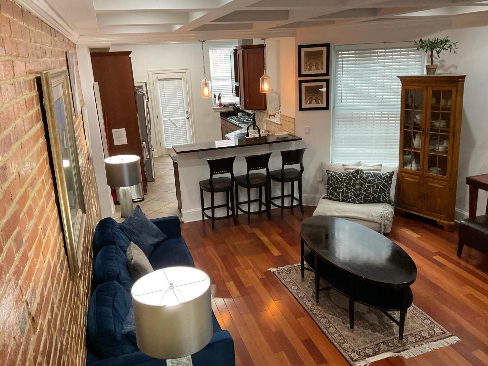 Classy Victorian Brownstone Subway Shopping Holiday home Washington