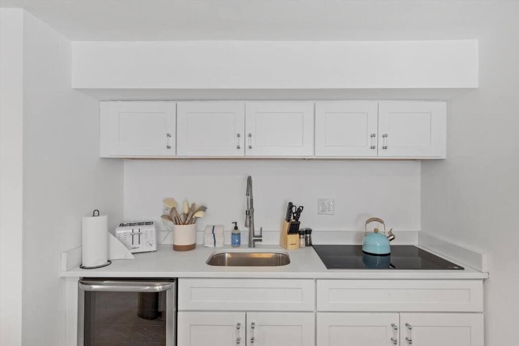 Apartment Stone's Throw From Capitol Hill Free Parking