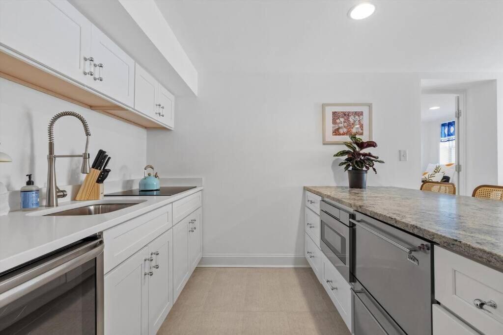 Stone's Throw From Capitol Hill Free Parking Apartment *