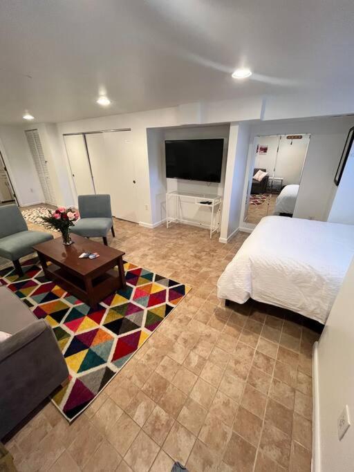 In The Heart Of Logan Circle: Fully Walkable Apartment