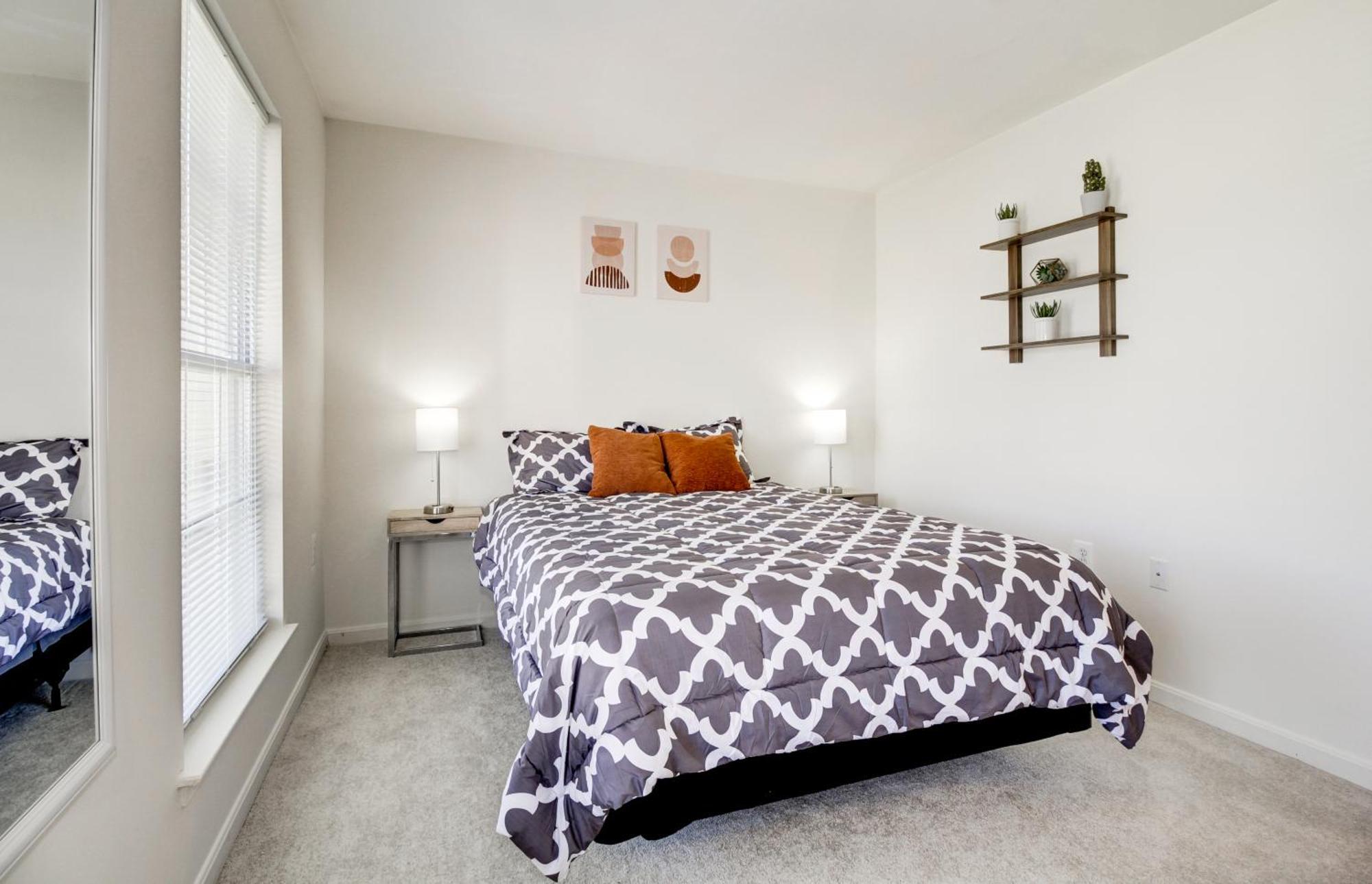 Spacious Washington, D.c. Rowhome W/ Free Parking! *