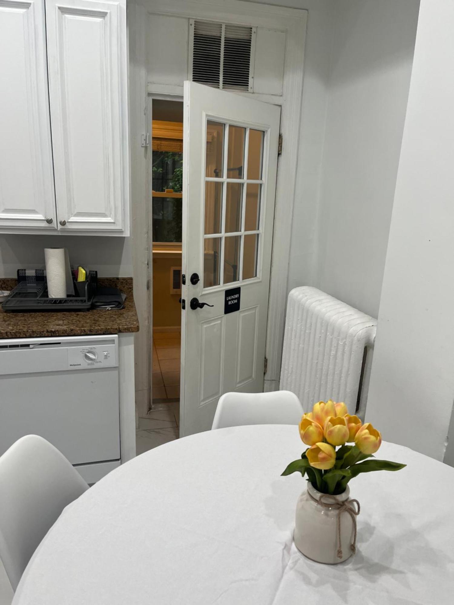 Apartment Large Duplex 2bdrm 1den-metro