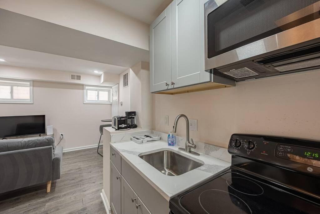 Updated 2br With Free Parking In Dc