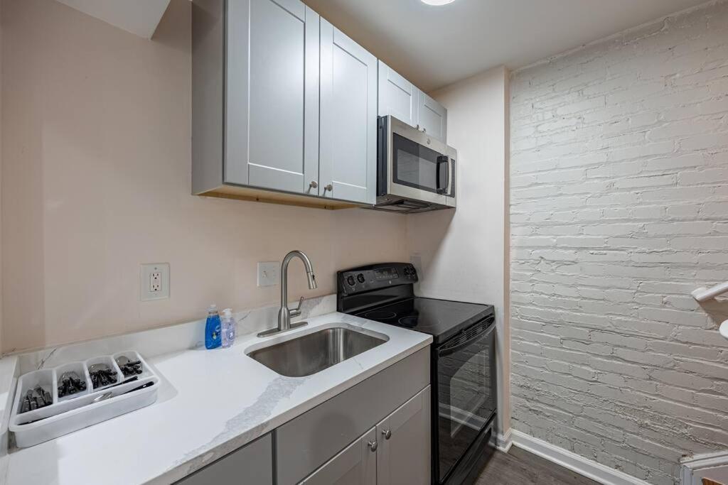Updated 2br With Free Parking In Dc *