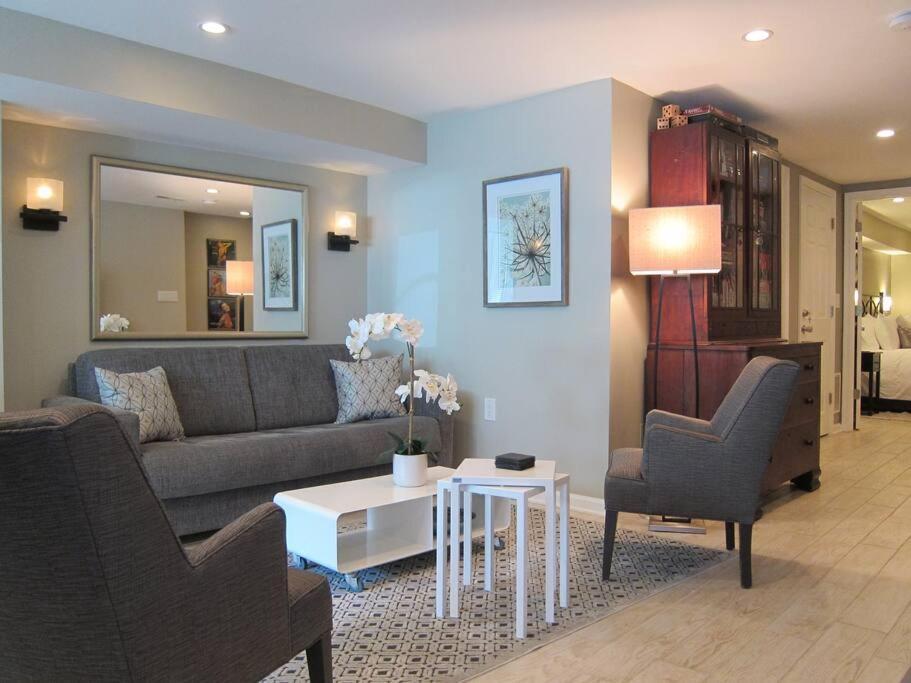Stylish Renovated Flat, Central, Walk To Dc Sights Apartment Washington