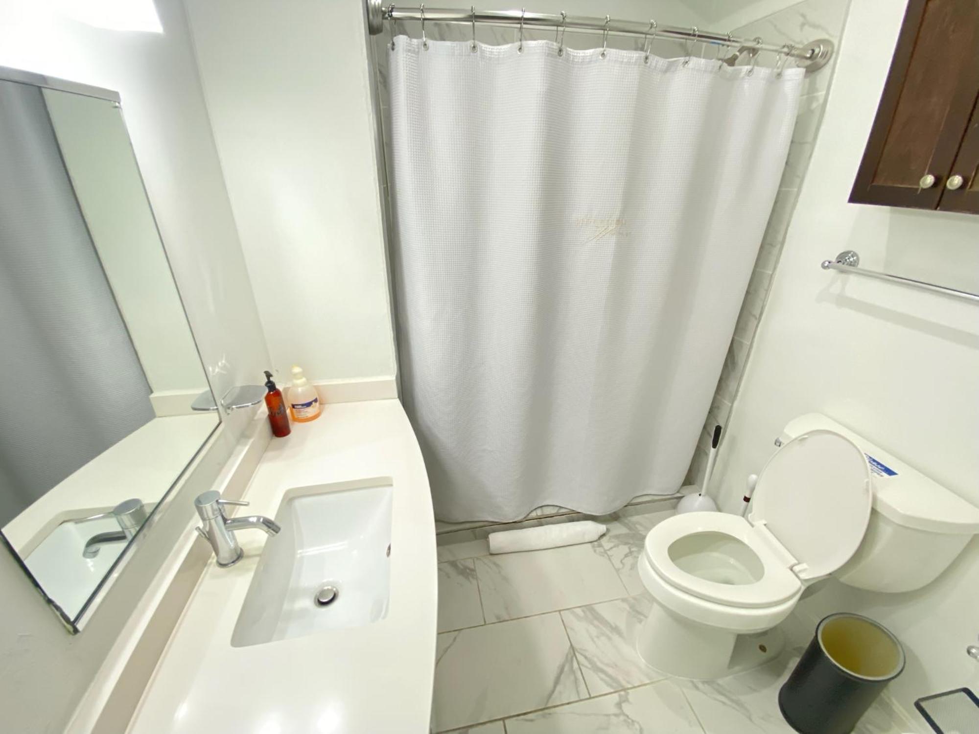 Gorgeous Refurbished 1bdrm And 1den Apartment *