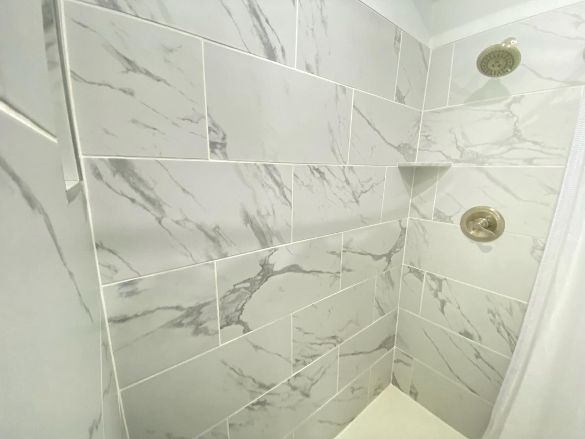 Apartment Gorgeous Refurbished 1bdrm And 1den *