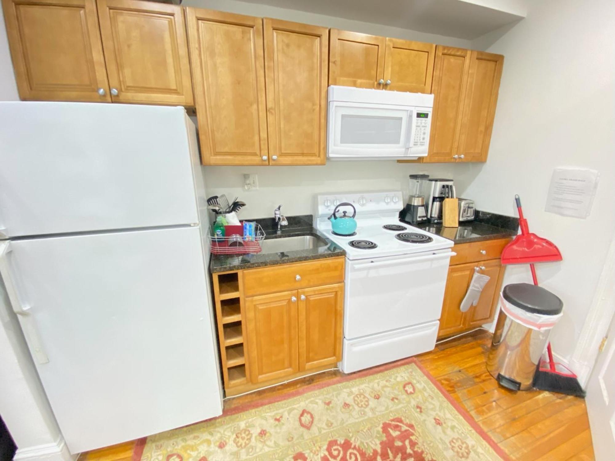 Gorgeous Refurbished 1bdrm And 1den *