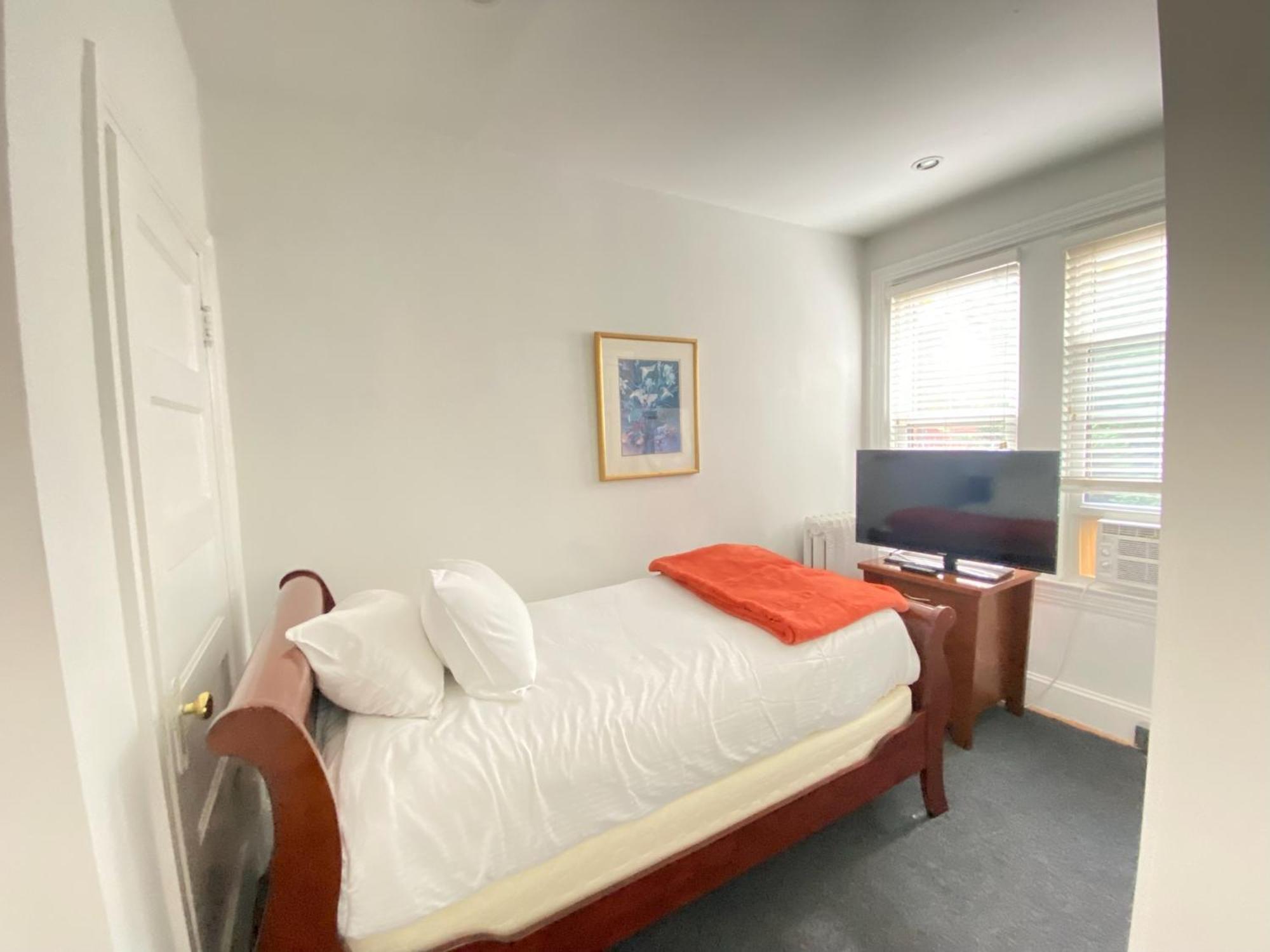 Gorgeous Refurbished 1bdrm And 1den Apartment