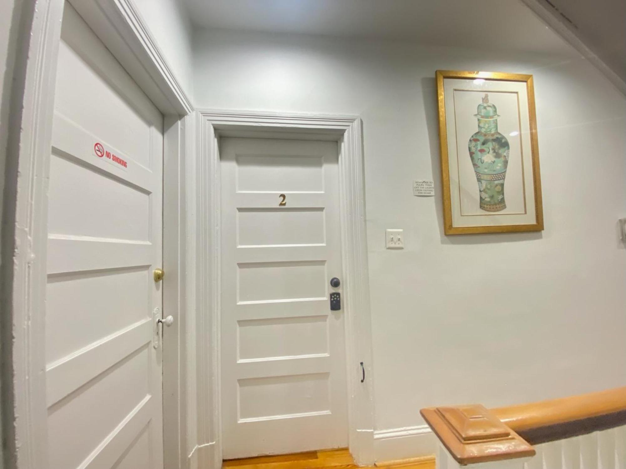 Apartment Gorgeous Refurbished 1bdrm And 1den