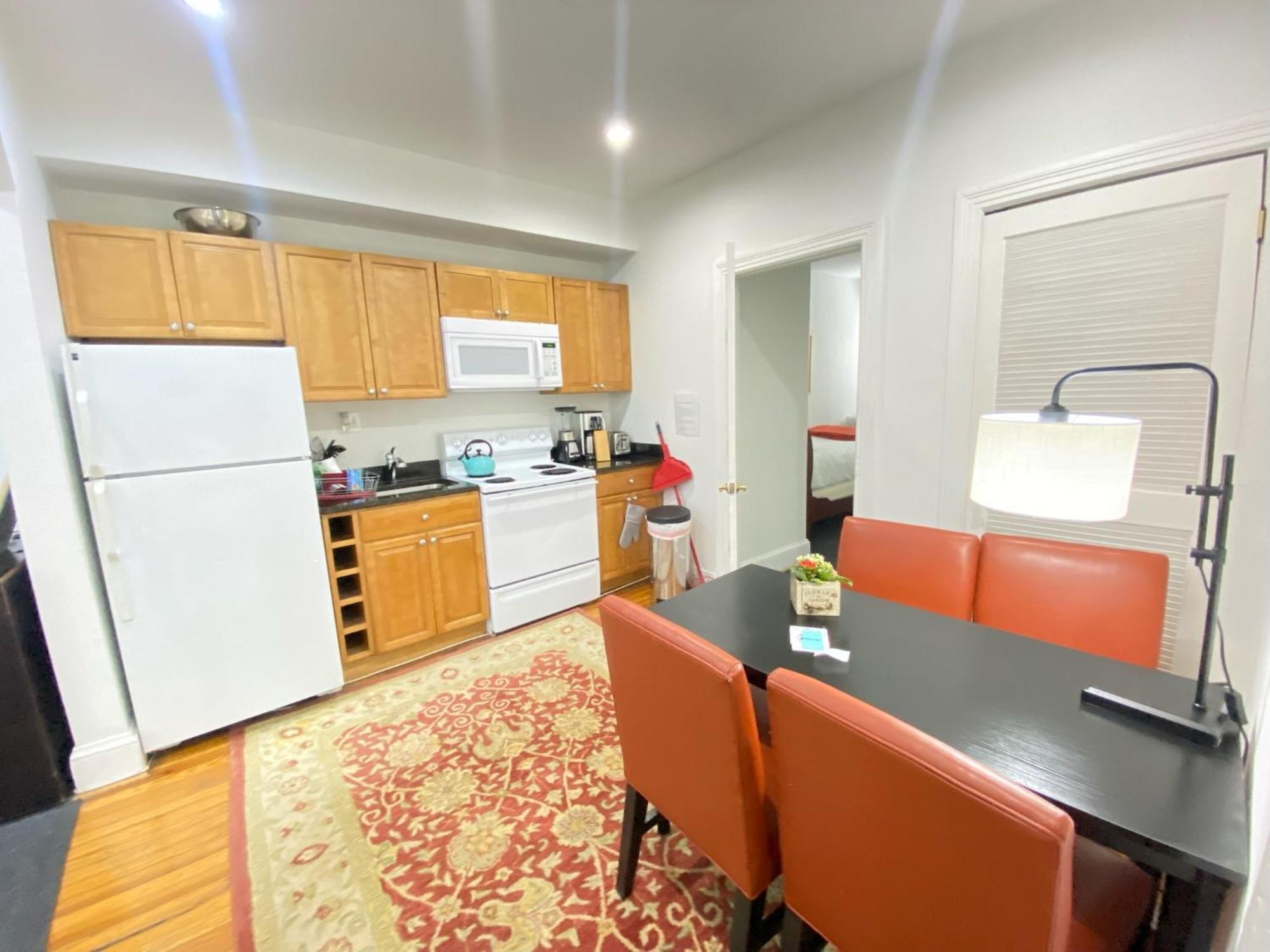 Gorgeous Refurbished 1bdrm And 1den Apartment *