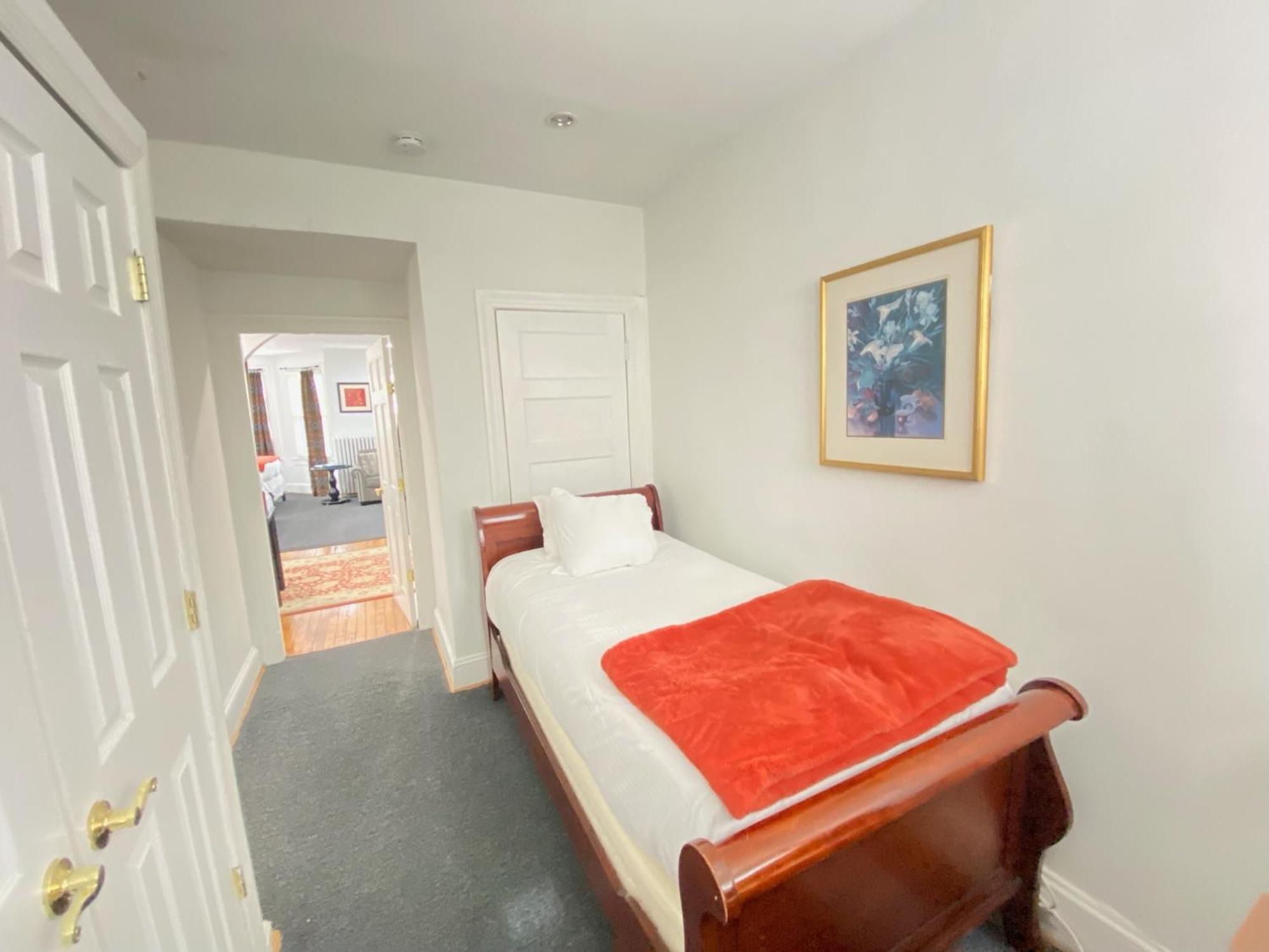 Apartment Gorgeous Refurbished 1bdrm And 1den *