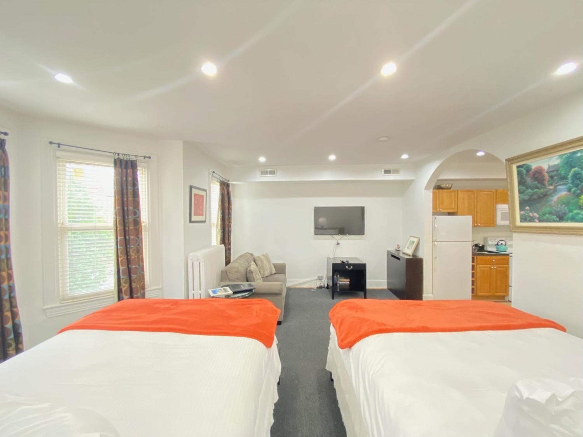 Gorgeous Refurbished 1bdrm And 1den Apartment Washington