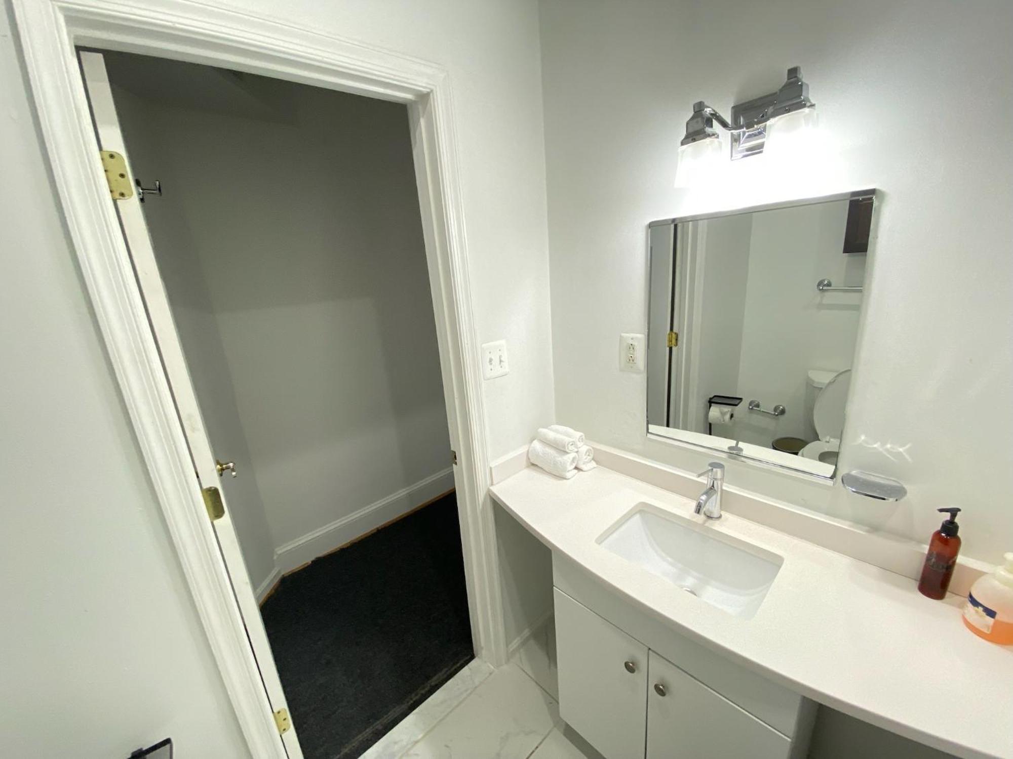 Gorgeous Refurbished 1bdrm And 1den Apartment