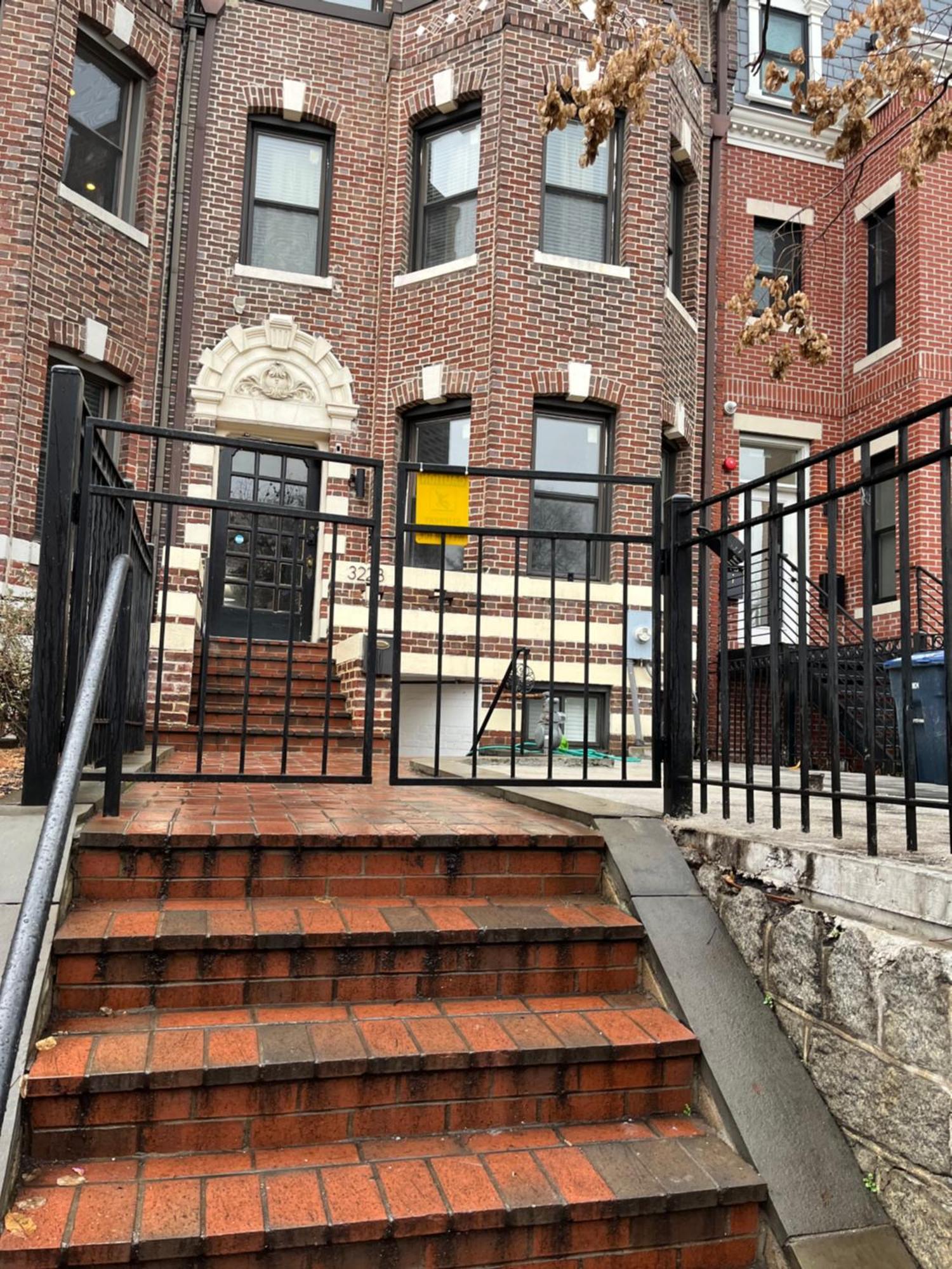 Apartment Gorgeous Refurbished 1bdrm And 1den *