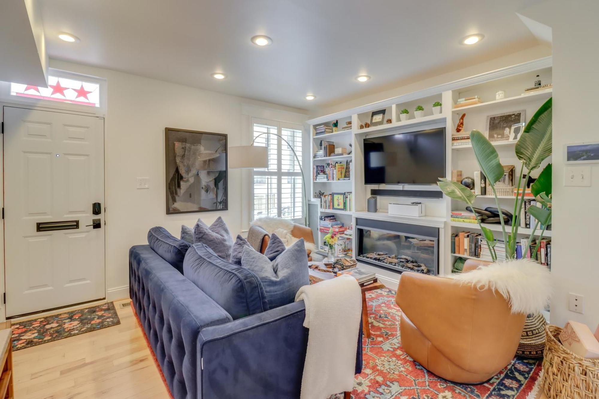 Stunning Dc Townhome With Private Outdoor Space! Holiday home