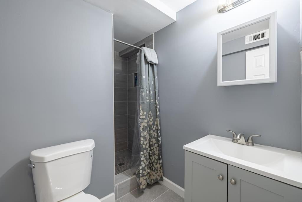 Updated Modern Studio In Dupont, Dc