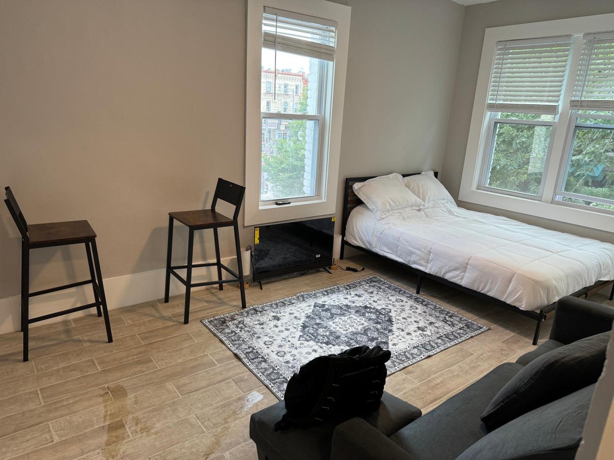 Updated Modern Studio In Dupont, Dc *