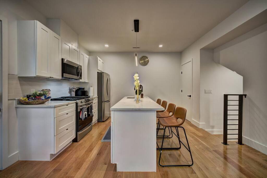 Modern, Gorgeous & Luxury Gem - 5 Stars Location Apartment *