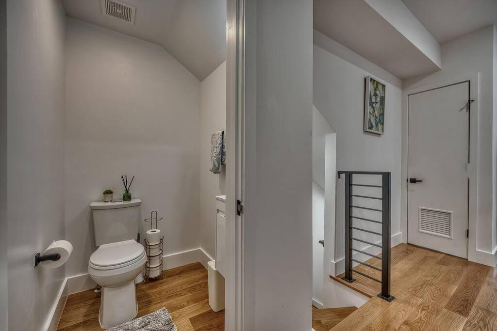 Modern, Gorgeous & Luxury Gem - 5 Stars Location Apartment Washington