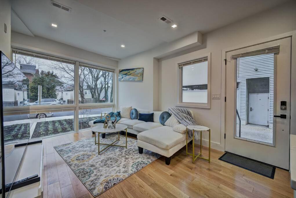 Modern, Gorgeous & Luxury Gem - 5 Stars Location