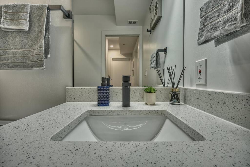 Modern, Gorgeous & Luxury Gem - 5 Stars Location * Washington